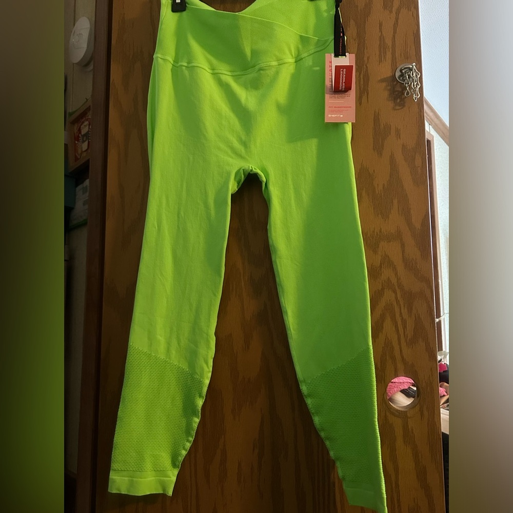 SHEFIT SEAMLESS LEGGINGS: GREEN: NEW WITH TAGS: SIZE 2 LUXE